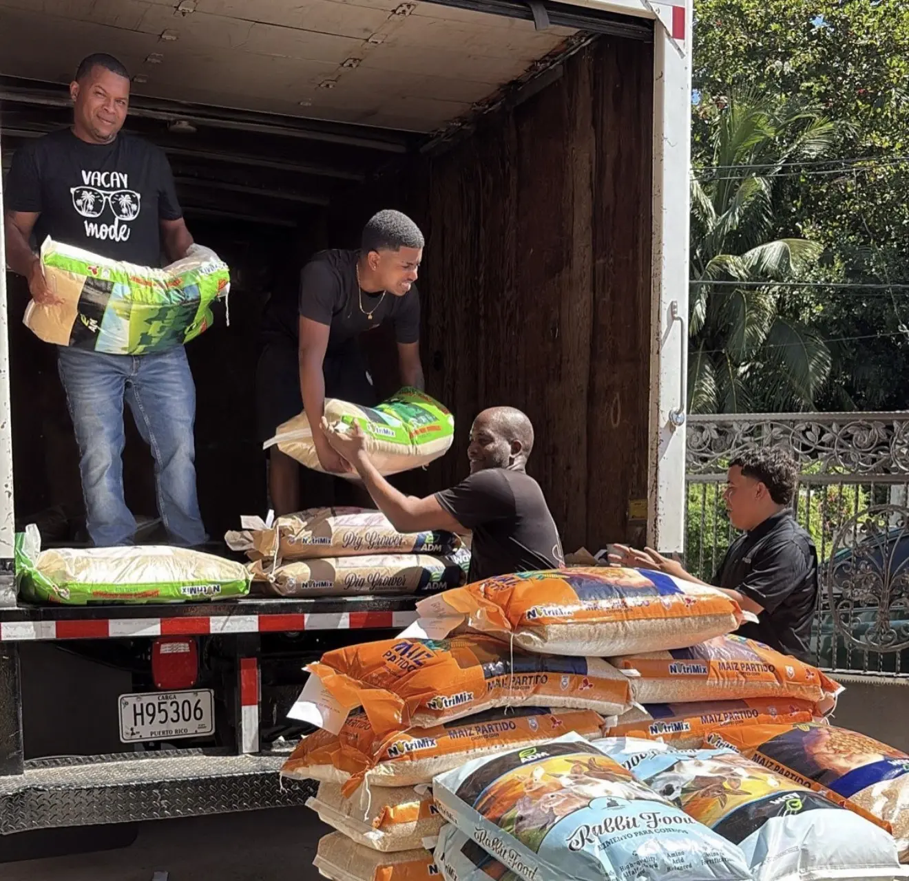 Equipo de Agrocentro La Familia recibiendo y organizando mercancía