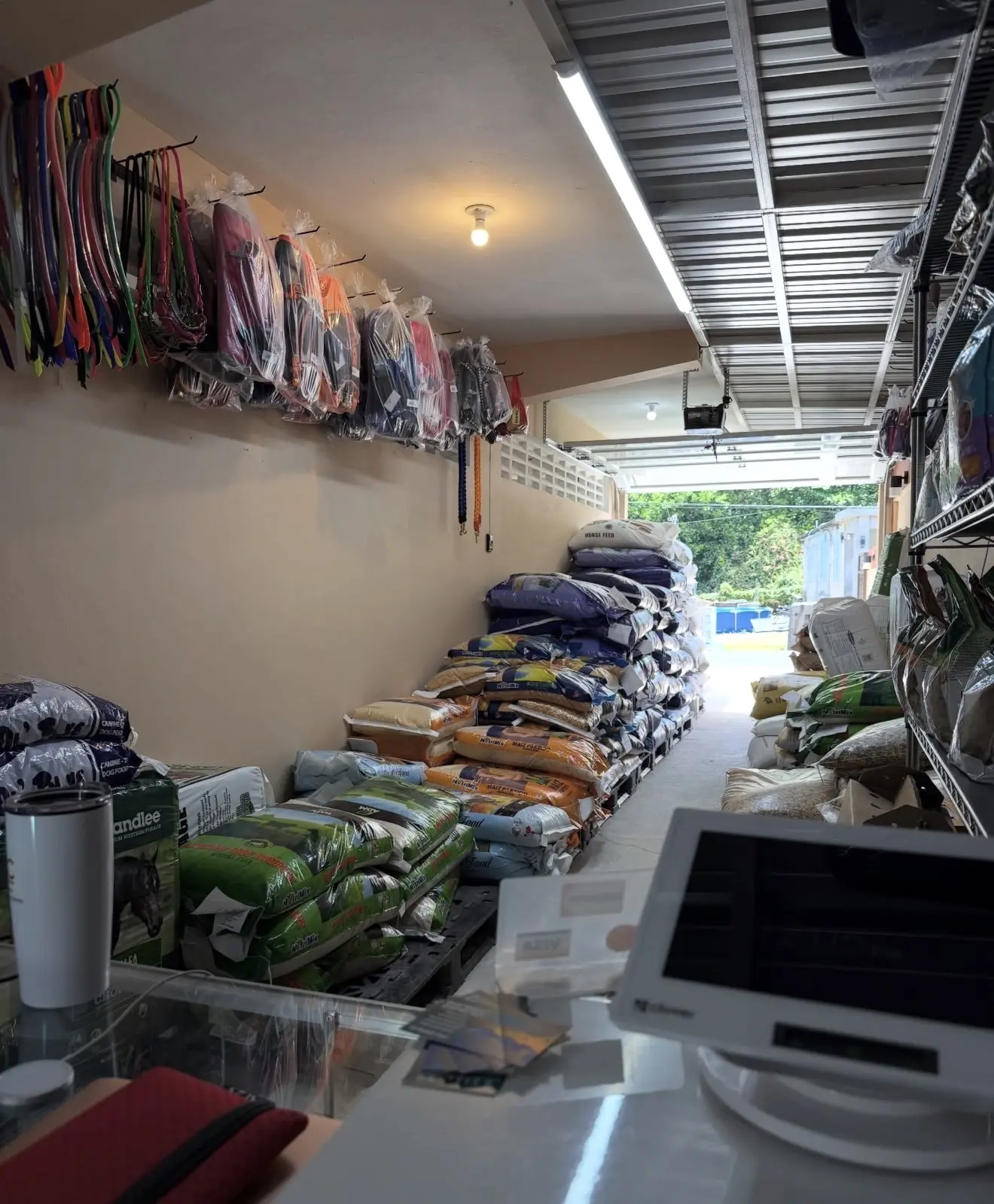 Interior de Agrocentro La Familia abastecido con alimentos y artículos para animales