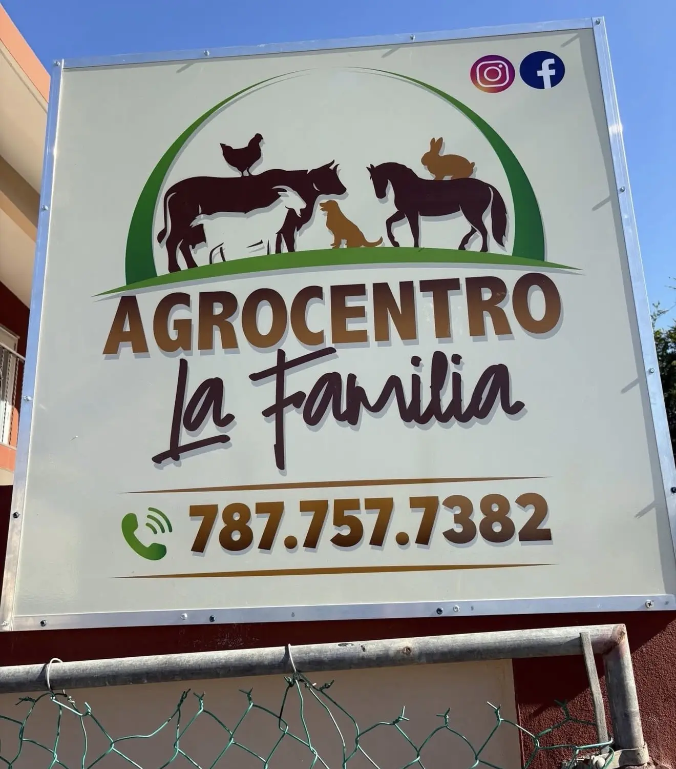 Letrero exterior de Agrocentro La Familia con su número de teléfono